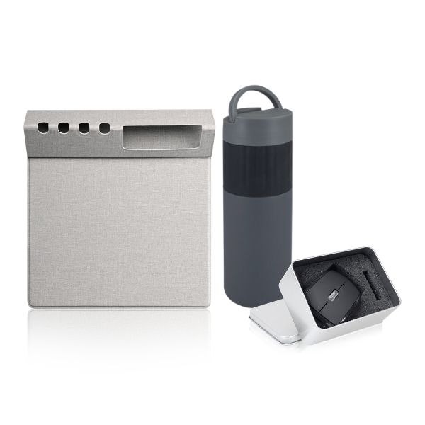 סט הכולל: 
פד לעבר מעוצב מתקפל עשוי U.P עם מעמד לעטים + 
עכבר אופטי אלחוטי למחשב בקופסת אלומיניום + 
בקבוק נירוסטה תרמי עם מכסה המשמש כמעמד לסמארטפון.